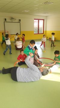 giochi con i cerchi a corpo a corpo.jpg