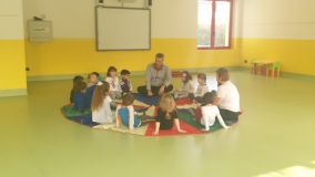 in cerchio per raccontarci.jpg