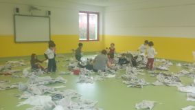 si nuota in un mare di giornali.jpg